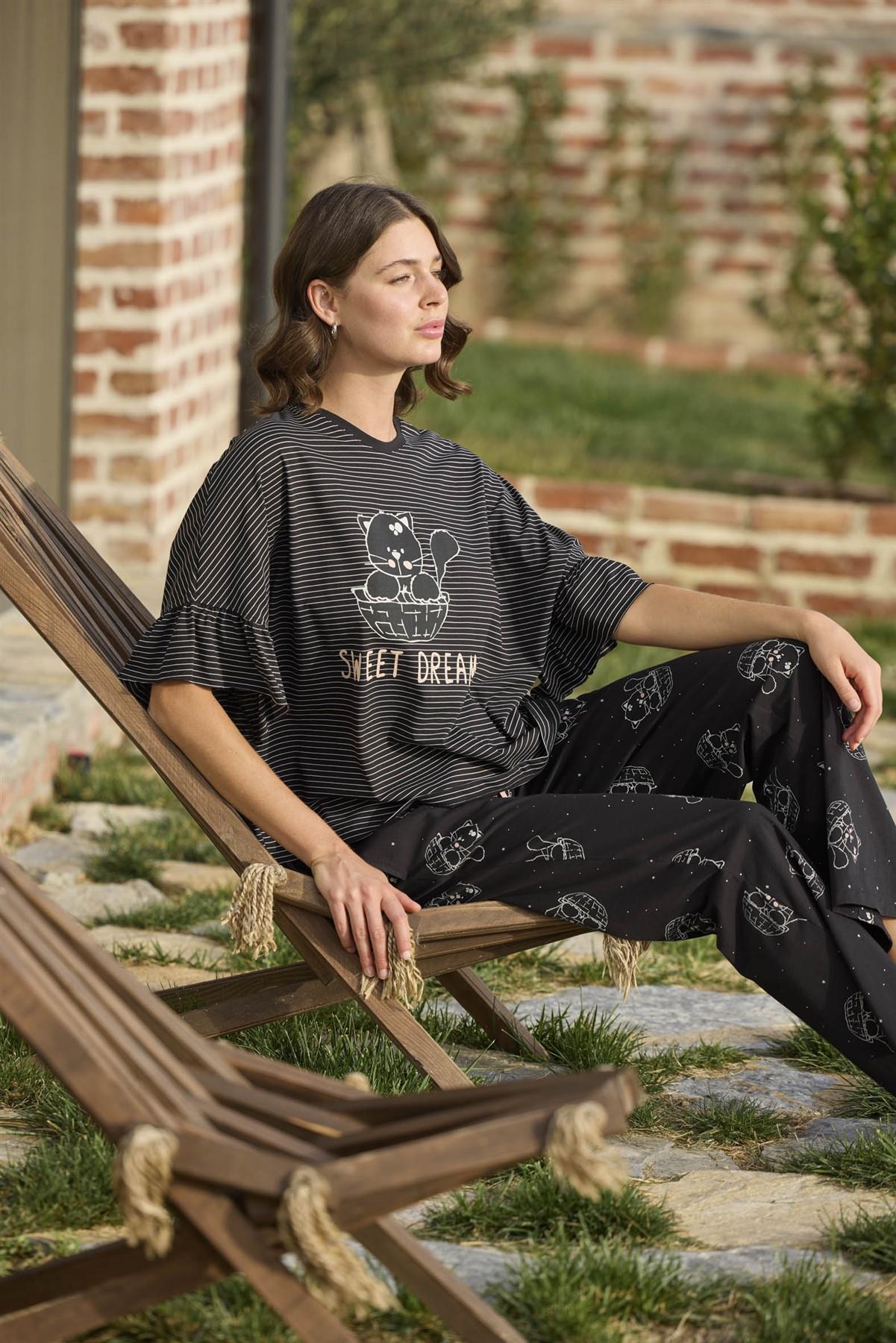 Çizgi ve Kedi Desenli ve Basklılı "Sweet Dreams" Pijama Takımı